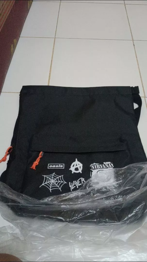 Tas Serut Multifungsi Ringan Bahan Tebal Stringbag Laki Laki Sekolah Traveling Kerja Motif Band Metal Kekinian - Foto ulasan pembeli