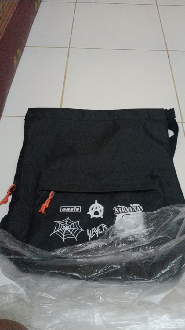 Tas Serut Multifungsi Ringan Bahan Tebal Stringbag Laki Laki Sekolah Traveling Kerja Motif Band Metal Kekinian - Foto ulasan pembeli