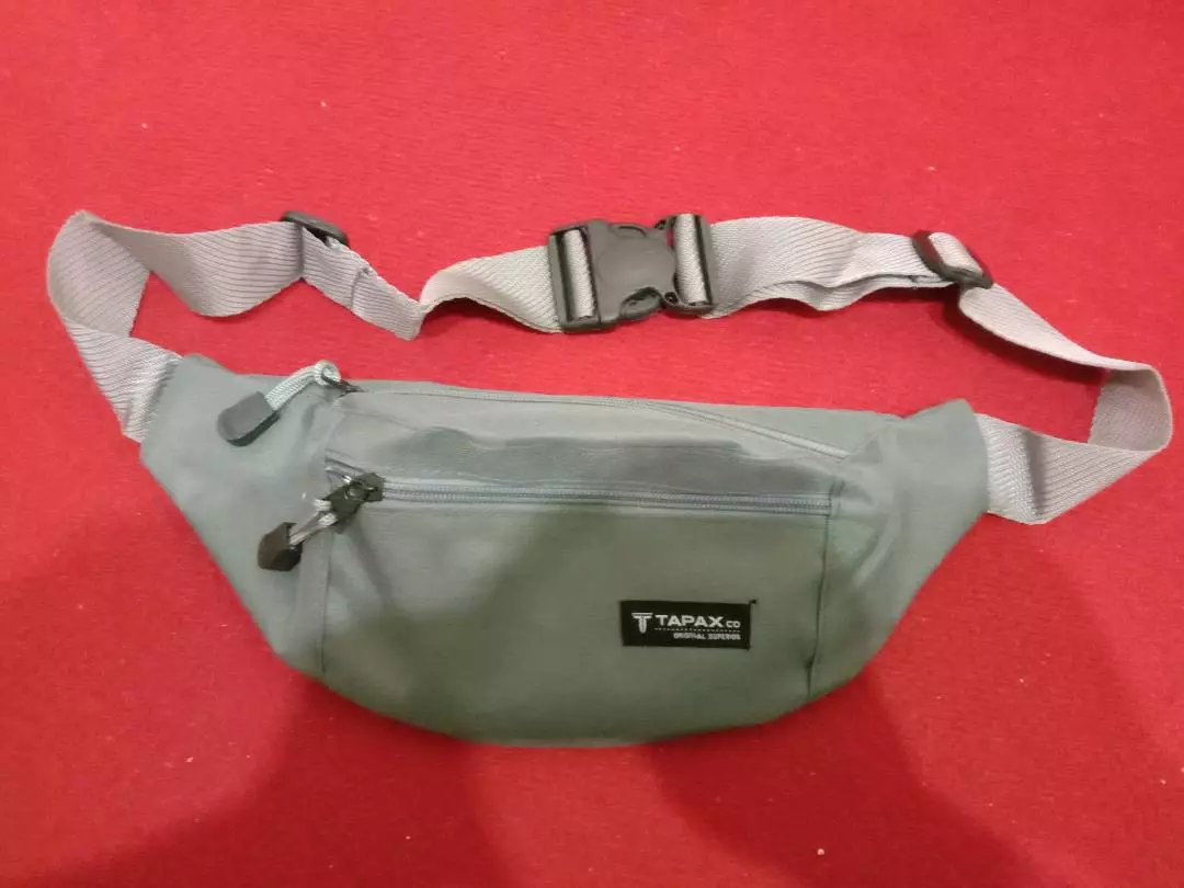Tas Waistbag New Tapax minion jimmy navy FREE PIN SMILE - Foto ulasan pembeli
