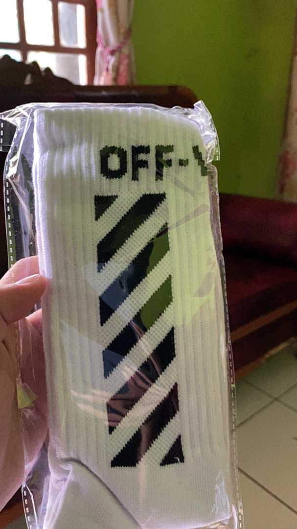 THE HAWKING - Kaos Kaki Oldschool Unisex Mid Calf Motif Three-Stripes Series - Foto ulasan pembeli