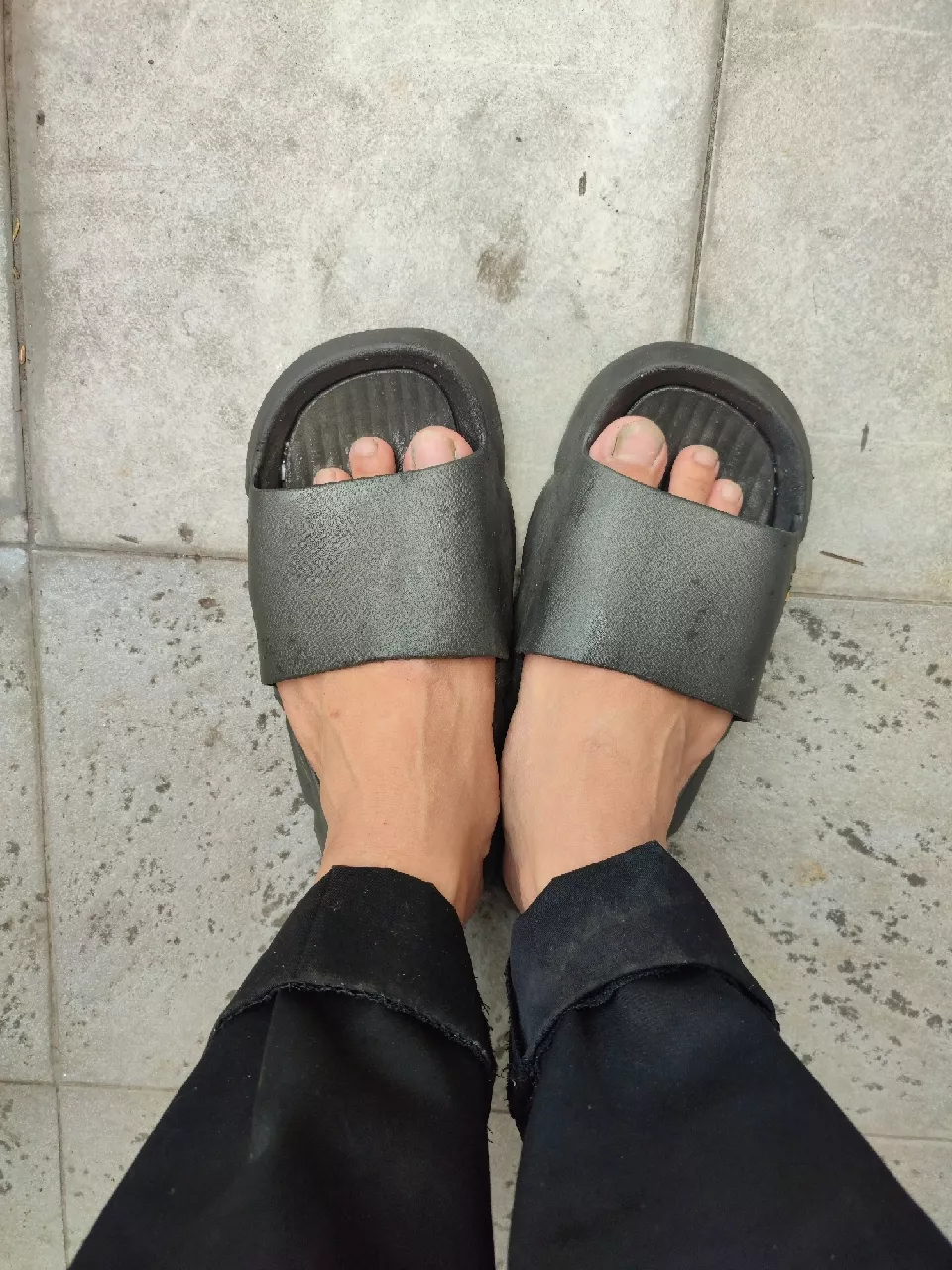 VOOVA Sandal Pria Wanita Anti Slip Empuk Nyaman - Foto ulasan pembeli