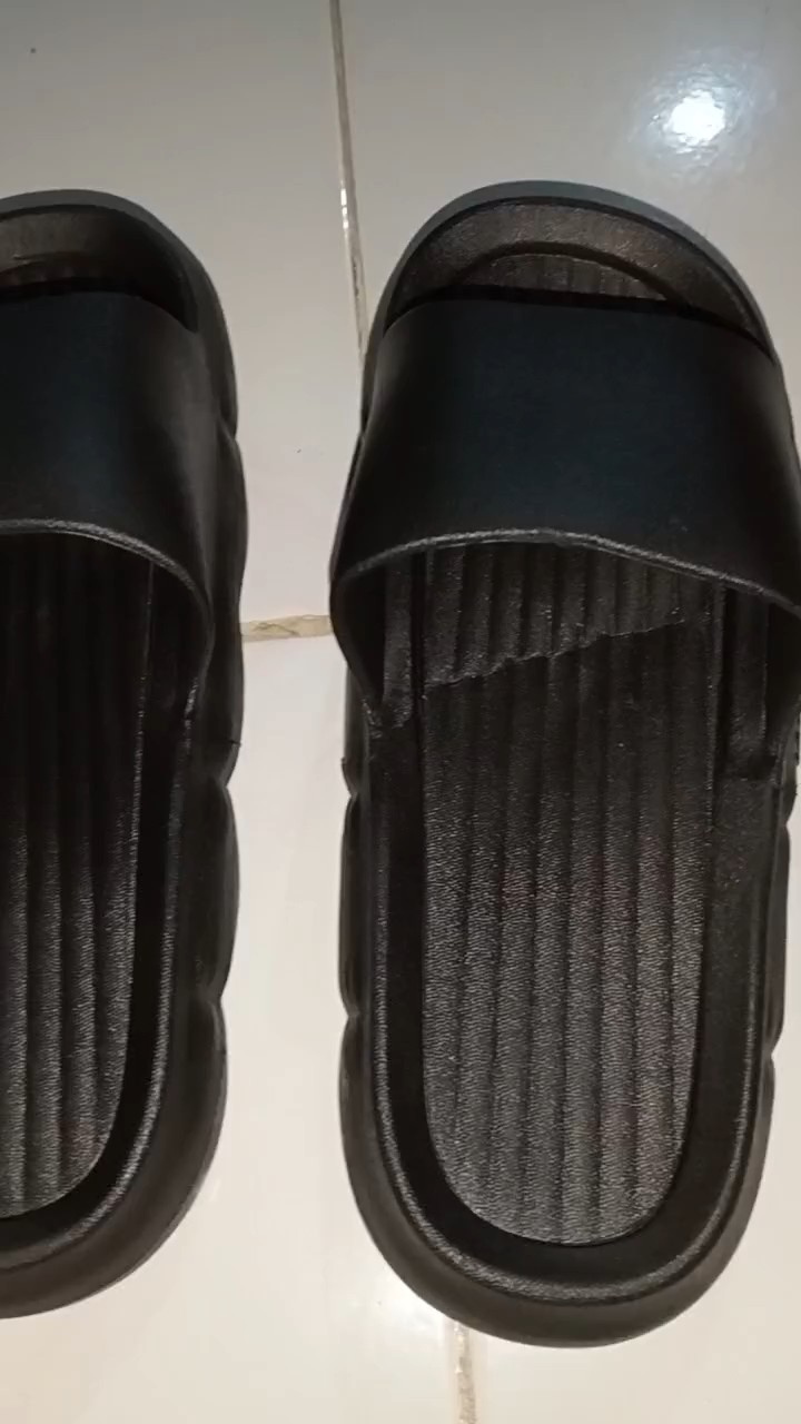 VOOVA Sandal Pria Wanita Anti Slip Empuk Nyaman - Foto ulasan pembeli