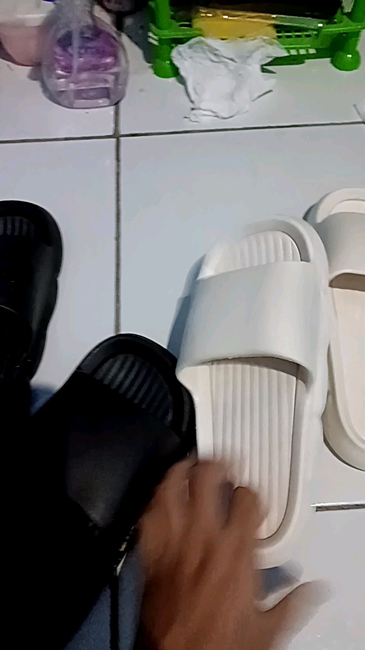 VOOVA Sandal Pria Wanita Anti Slip Empuk Nyaman - Foto ulasan pembeli