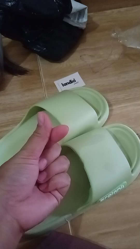 VOOVA Sandal Selop Wanita Empuk Anti Slip - Foto ulasan pembeli