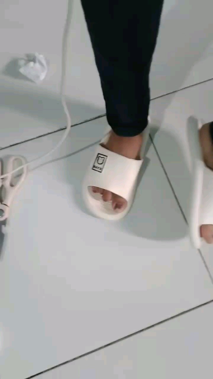 VOOVA Sandal Selop Wanita Pria Sol Empuk Anti Slip - Foto ulasan pembeli