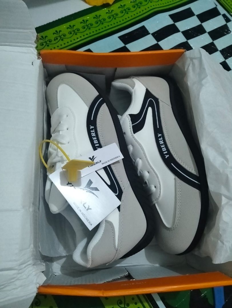 YIBERLY BERLY-V2A05 SEPATU UNISEX MODEL TERBARU CASUAL INSPIRED MINIMALIST SNEAKERS - Foto ulasan pembeli