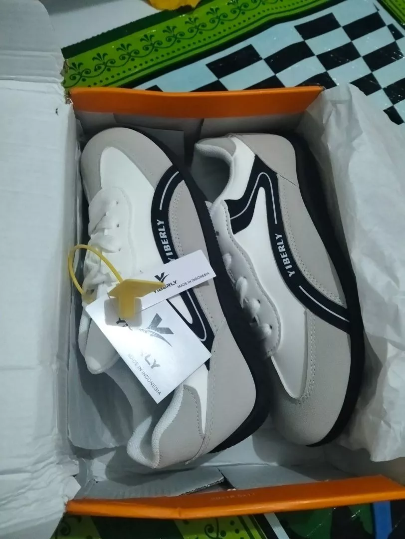 YIBERLY BERLY-V2A05 SEPATU UNISEX MODEL TERBARU CASUAL INSPIRED MINIMALIST SNEAKERS - Foto ulasan pembeli