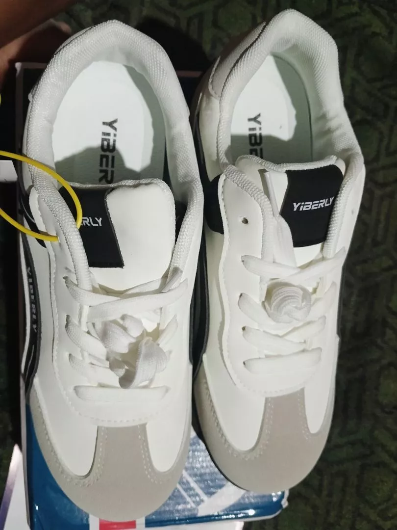 YIBERLY BERLY-V2A05 SEPATU UNISEX MODEL TERBARU CASUAL INSPIRED MINIMALIST SNEAKERS - Foto ulasan pembeli