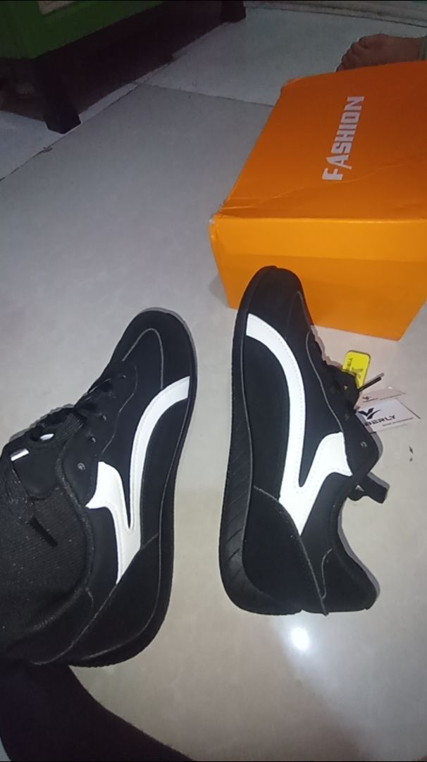 YIBERLY BERLY-V2A05 SEPATU UNISEX MODEL TERBARU CASUAL INSPIRED MINIMALIST SNEAKERS - Foto ulasan pembeli