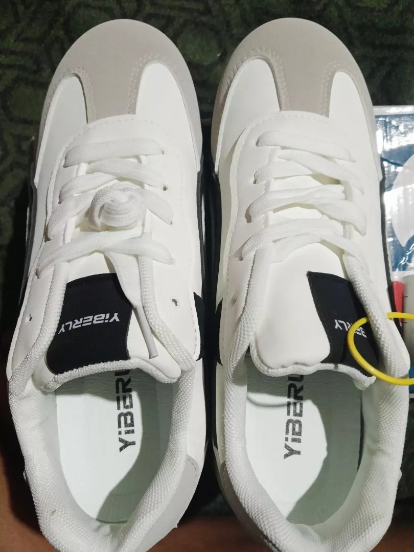 YIBERLY BERLY-V2A05 SEPATU UNISEX MODEL TERBARU CASUAL INSPIRED MINIMALIST SNEAKERS - Foto ulasan pembeli