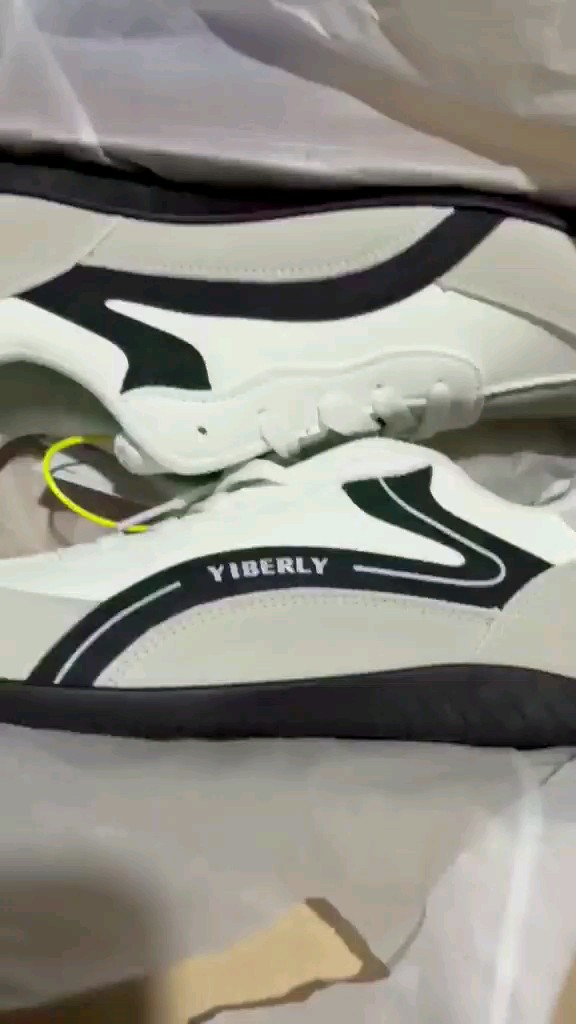 YIBERLY BERLY-V2A05 SEPATU UNISEX MODEL TERBARU CASUAL INSPIRED MINIMALIST SNEAKERS - Foto ulasan pembeli