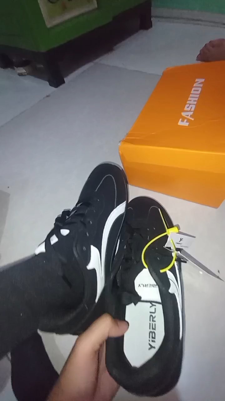 YIBERLY BERLY-V2A05 SEPATU UNISEX MODEL TERBARU CASUAL INSPIRED MINIMALIST SNEAKERS - Foto ulasan pembeli